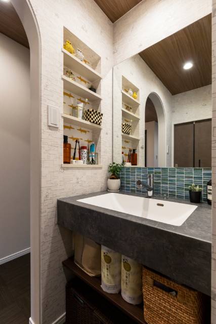 タイルがアクセントの洗面空間